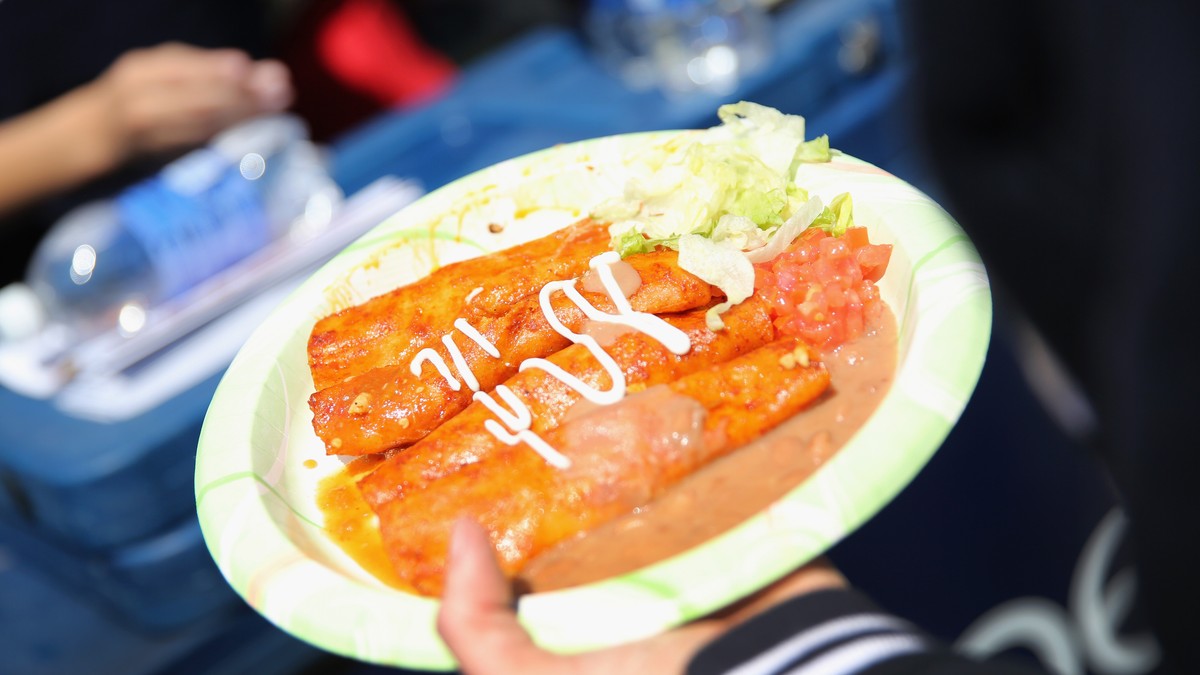 Porție de enchilada, prezentată pe o farfurie
