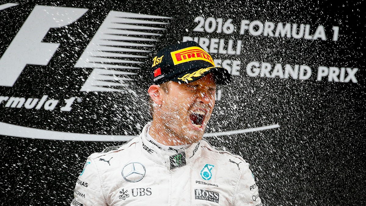 Nico Rosberg a făcut baie de șampanie, la finalul cursei de la Abu Dhabi, moment în care a devenit oficial campion al Formulei 1. (FOTO: EPA)