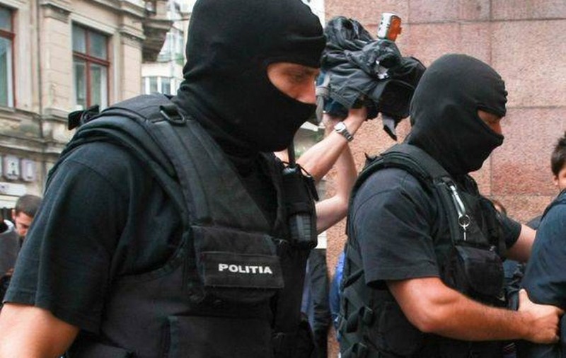 UPDATE: Percheziţii la Râmnicu Sărat, într-un caz de afaceri ilegale cu mașini de lux. Opt persoane, duse la audieri