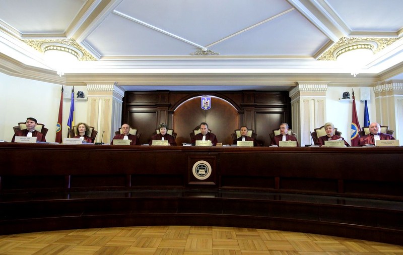 CCR: Bărbatul condamnat care are copil mai mic de un an beneficiază de amânarea executării pedepsei