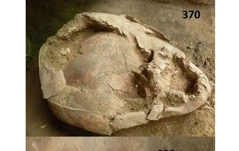 Descoperire uluitoare într-un mormânt din urmă cu 2.000 de ani. Doi sugari aveau pe cap „căști” din craniile altor copii! Explicațiile specialiștilor