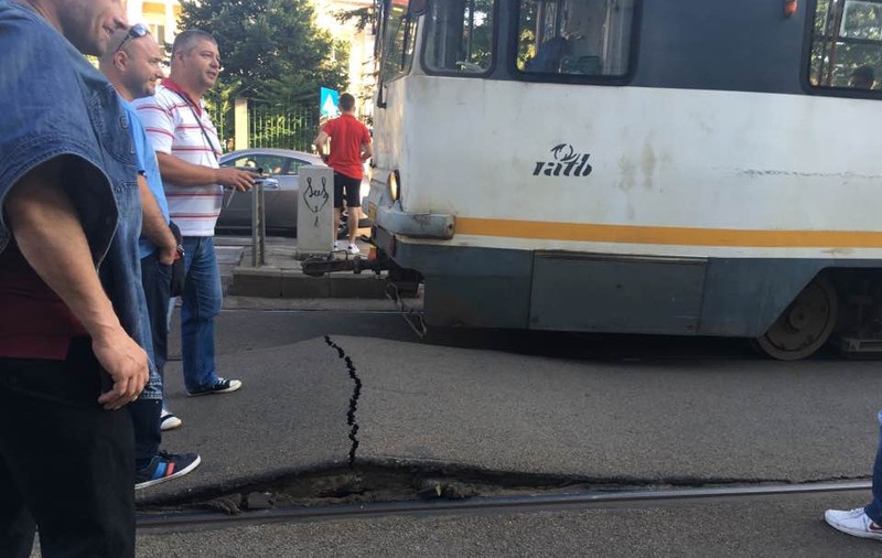 Tramvaie blocate la Victoriei, după ce asfaltul... s-a umflat