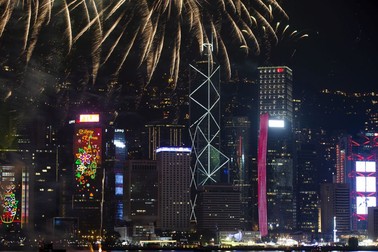 epa07255515 Fireworks light up Hong Kong's iconic skyline as revellers celebrate the arrival of 2019, in Hong Kong, China, 01 January 2019. EPA-EFE/ALEX HOFFORD