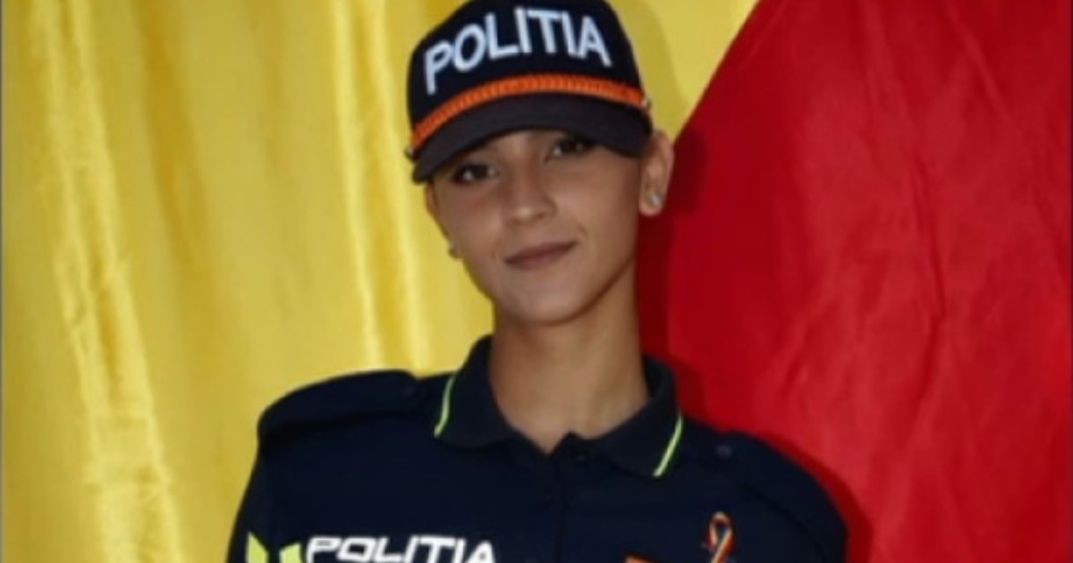 O fată în uniformă de poliție, cu inscripția "POLIȚIA" pe șapcă și pe tricou. Pe tricou se observă și un ecuson portocaliu cu "ELEV".