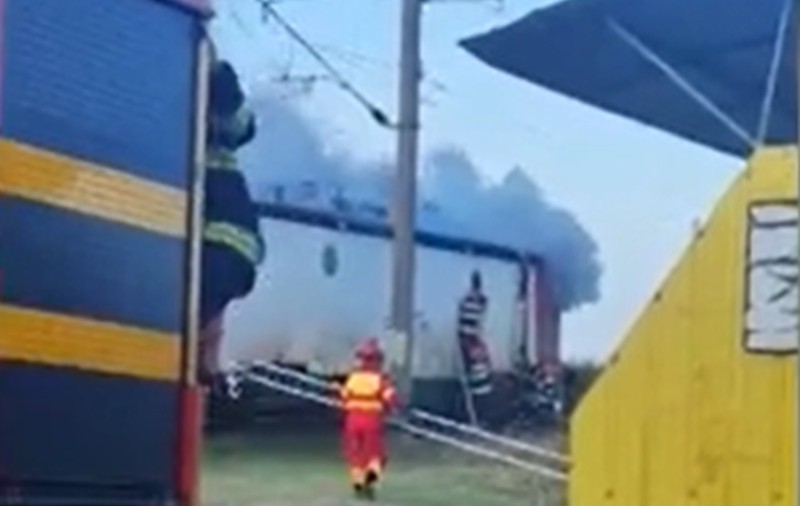 Incendiu la un vagon de călători pe ruta Ploiești - Slănic, în gara Plopeni. Toate persoanele aflate în tren s-au autoevacuat
