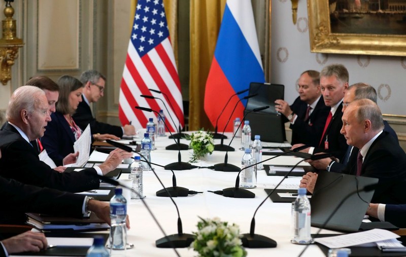 Delegațiile din SUA și Rusia, în partea a doua a summitului FOTO: EPA