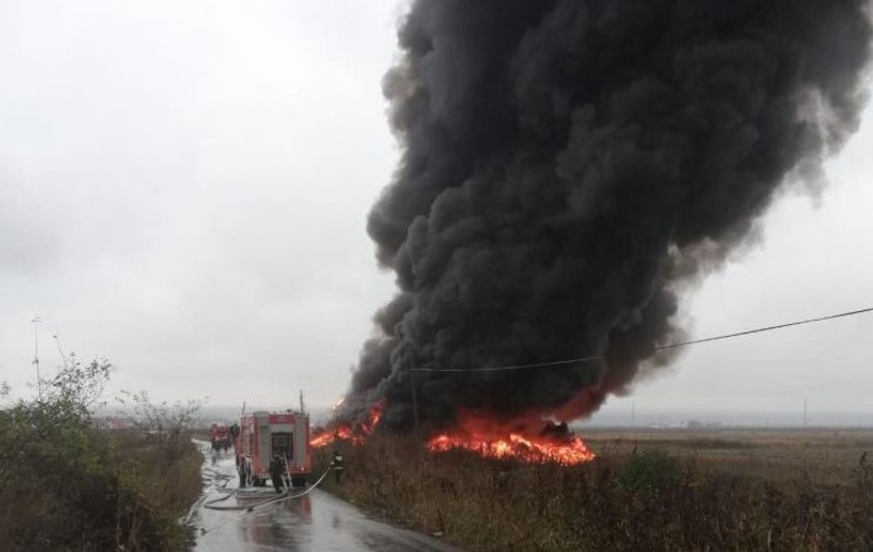 Incendiu puternic la un depozit din Vâlcea. Populația, avertizată prin sistemul Ro-Alert