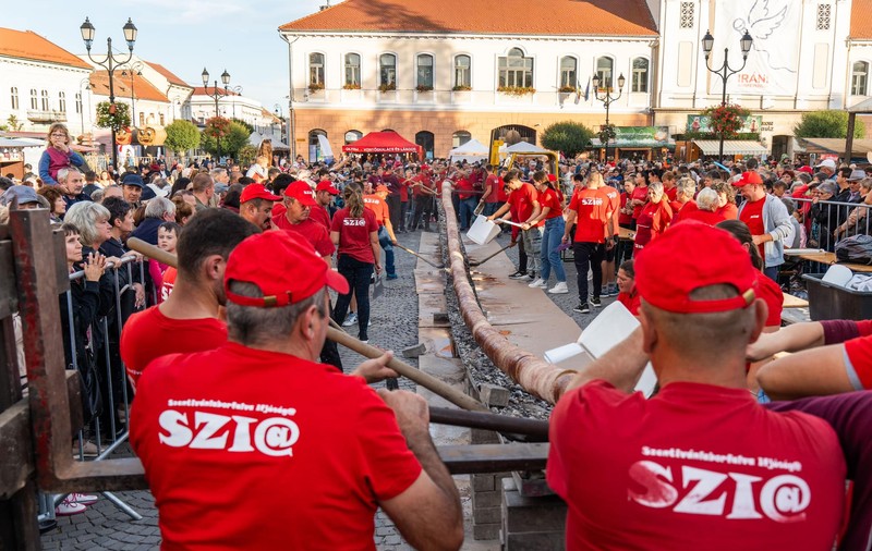 Un cozonac secuiesc-record, lung de 20 de metri, a fost preparat și degustat, la Festivalul Deliciilor Dulci de la Sf. Gheorghe