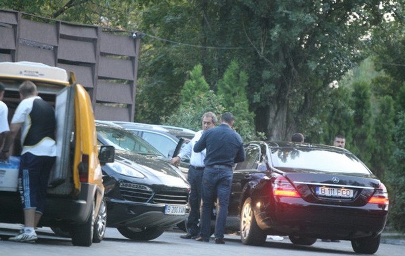 Foto | Bonusurile de sute de euro nu mai sunt la modă. Nicolae Badea şi-a premiat şoferul cu ţigări