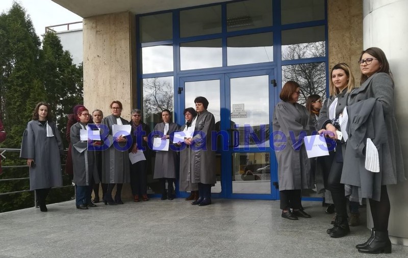 Protest spontan al grefierilor din Botoșani, în semn de solidaritate cu cei din Piața Victoriei
