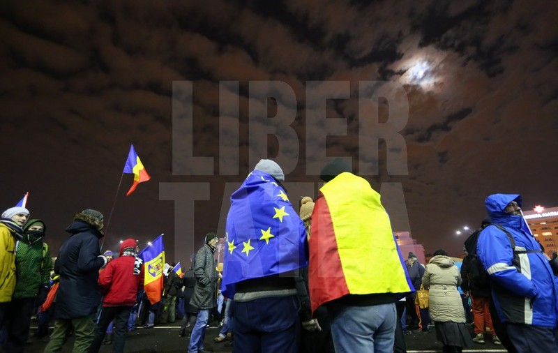 UPDATE. A 10-a zi de proteste în Capitală s-a încheiat. Câteva mii de oameni s-au adunat în Piața Victoriei și la Cotroceni / FOTO