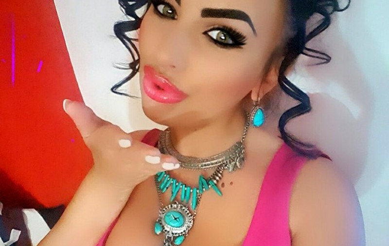 GALERIE FOTO cu Violeta Varga, angajata sexy de la Inspectoratul Școlar Arad. Ea le face “educație permanentă” elevilor