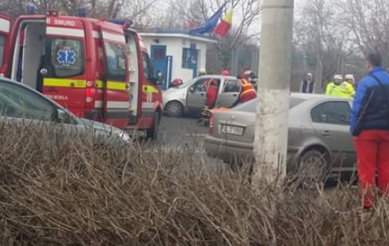 Două mașini s-au ciocnit în Galați. O femeie a murit