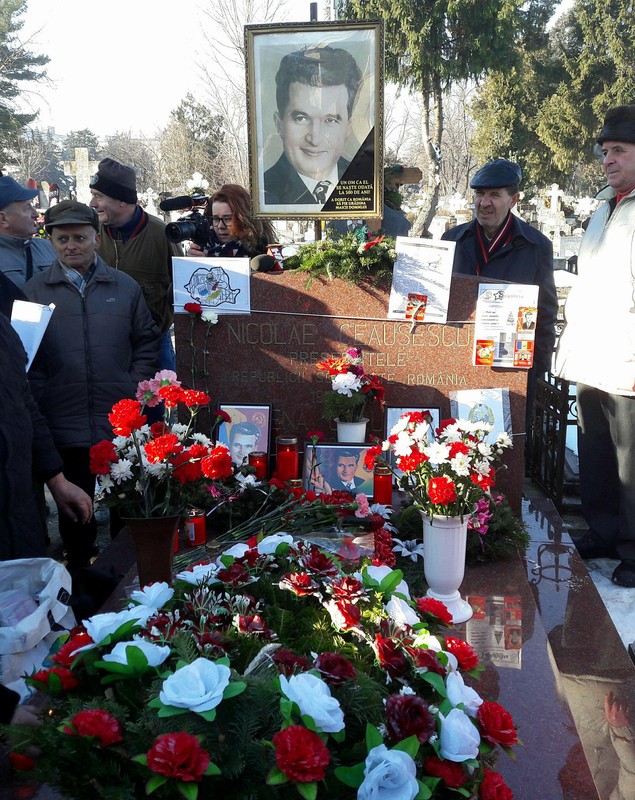 Nicolae Ceaușescu ar fi împlinit 100 de ani. Zeci de nostalgici s-au adunat la cimitirul Ghencea / FOTO