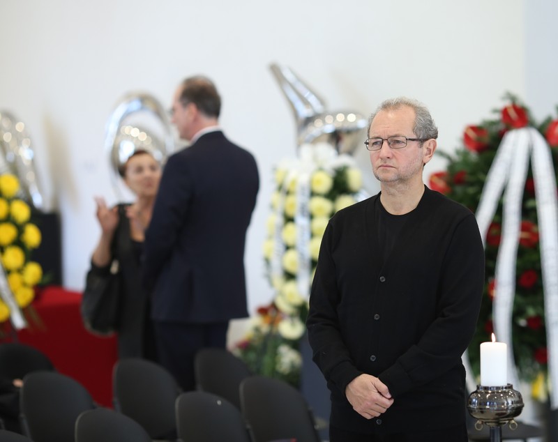 FOTO EXCLUSIV/ Trupul neînsuflețit al Olgăi Tudorache, depus la biserica Kretzulescu din Capitală. Imagine emoționantă cu fiul actriței