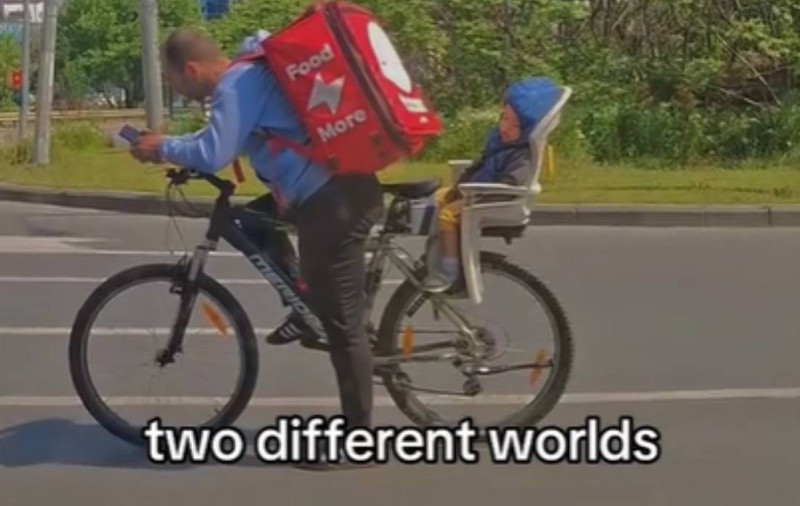Un livrator pe bicicletă, care merge cu copilul adormit în spate, este căutat de sute de oameni care vor să-l ajute | VIDEO