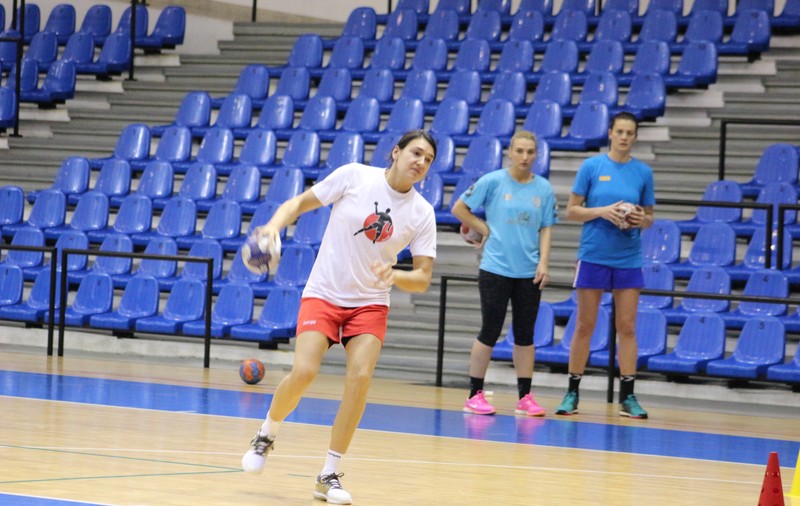 Fetele de la handbal pregătesc turneul olimpic la Ploiești. Antrenamente pe ritmuri muzicale / VIDEO