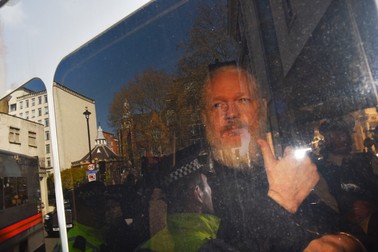 Julian Assange se află în prezent în închisoare la Londra