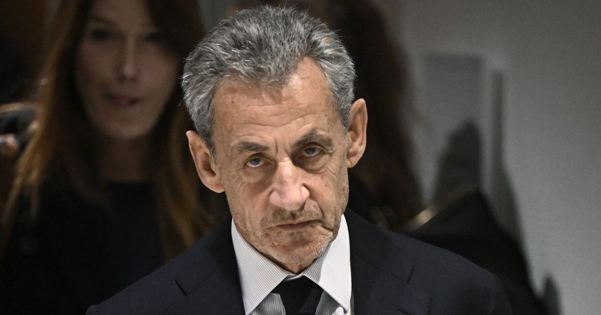Fostul președinte francez Nicolas Sarkozy pleacă supărat și merge în fața soției sale, cântăreața franco-italiană Carla Bruni, după verdictul din procesul său pentru finanțarea ilegală a campaniei electorale din Libia pentru candidatura sa prezidențială din 2007, la Tribunalul din Paris, pe 25 septembrie 2025.