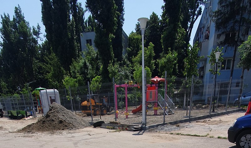 Evoluția lucrărilor, în ultima lună și jumătate, în părculețul de la capătul străzii Iacob Andrei, cel mai mic dintre cele 3, cel în care s-a filmat Piedone