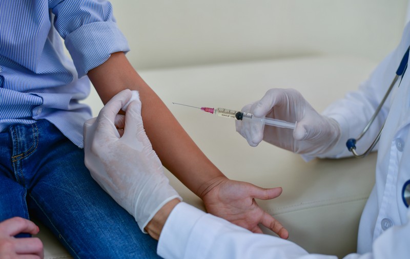 ANALIZĂ | Haos în campania de vaccinare antigripală 2023-2024. Ministerul nu are date despre 700.000 de doze ieșite din farmacii. „Mulți l-au administrat la o asistentă pe scara blocului”