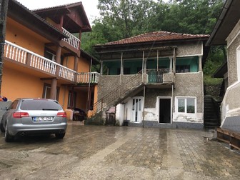 Casa mare (stânga) unde stau acum cei 5 copii, în așteptarea părinților plecați în Franța | Foto: Libertatea