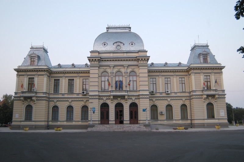 Primăria Râmnicu Sărat, unde Strugurel s-a dus să ceară o locuință socială