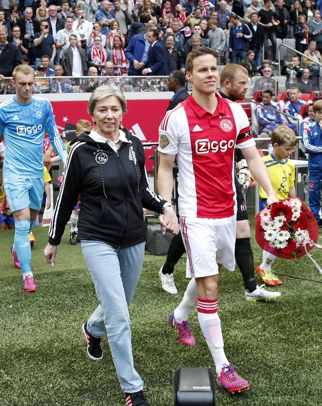 Băiețeii mamei! Jucătorii de la Ajax au sărbătorit ”Ziua mamei”!