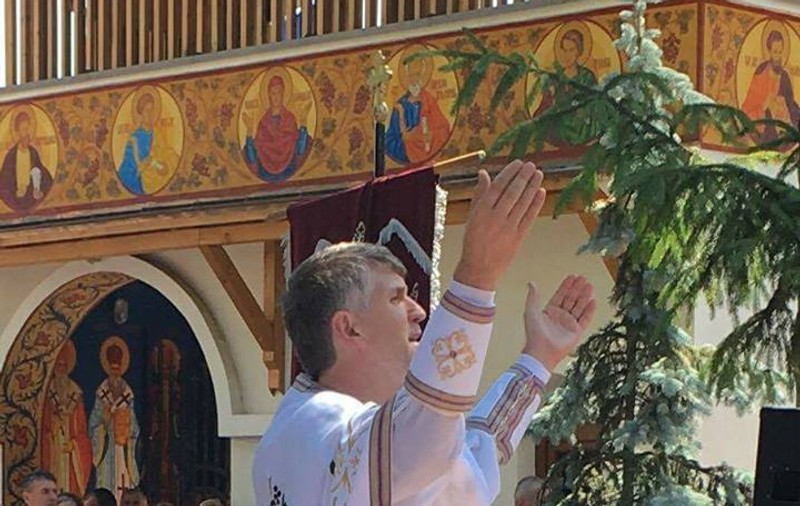 Detalii despre tânărul pe care ar fi încercat să-l corupă preotul-cântăreț Cristian Pomohaci. "S-a jucat cu părintele"