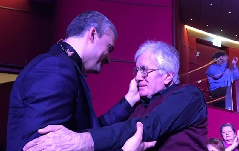 Imagini sfâșietoare cu Cornel Constantiniu, la Teatrul Național. Temișan a coborât de pe scenă pentru a-i șterge lacrimile