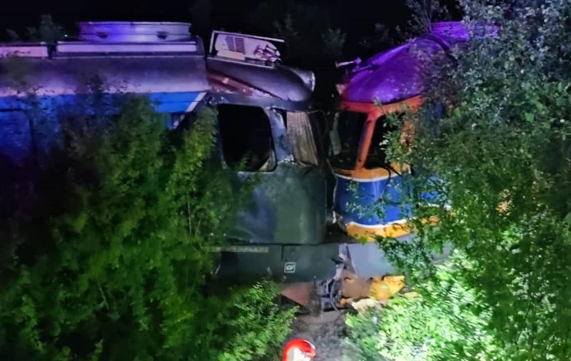 Două locomotive s-au ciocnit lângă gara Toporu, în Giurgiu. Mecanicii au ajuns la spital, unul dintre ei era băut