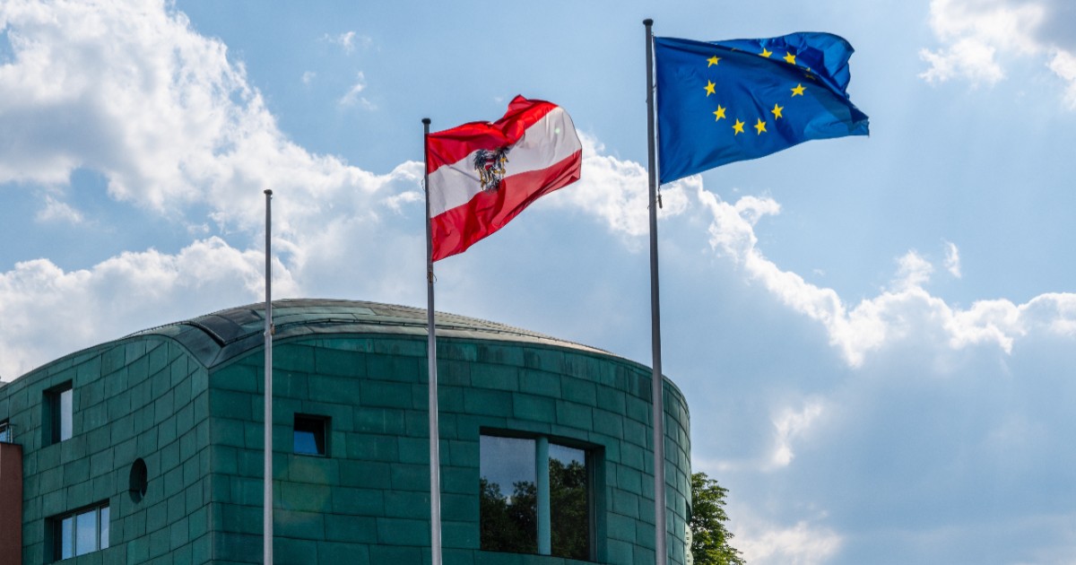Clădire oficială cu steagul Austriei cu stemă și steagul Uniunii Europene