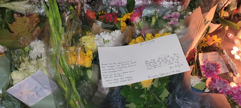 „Îți mulțumim pentru serviciul tău neobosit, până în ultimele zile ale vieții”, scrie un imigrant din UK