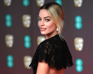 Margot Robbie a citit discursul presărat cu glume al lui Brad Pitt