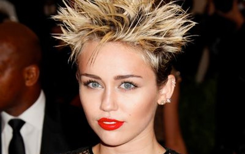 Miley Cyrus şi-a băgat degeţelele în priză? | FOTO