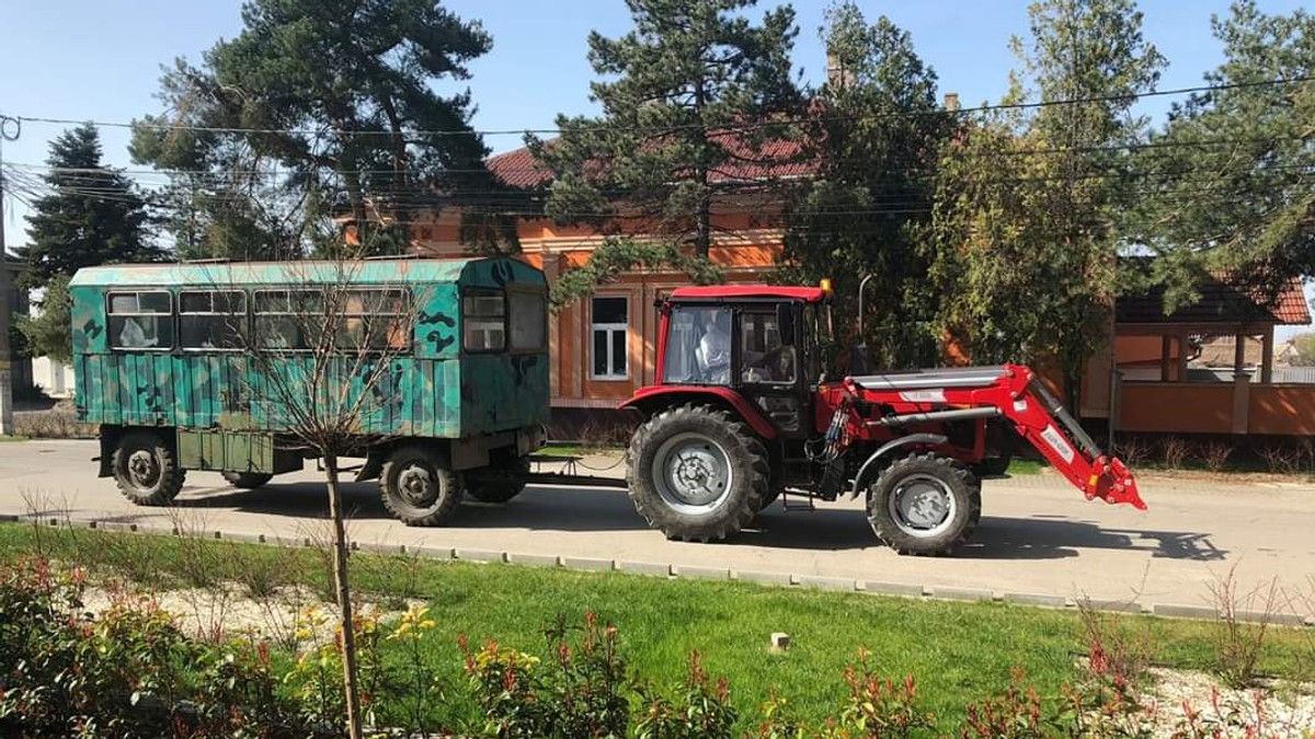 Un vehicul arhaic îi duce pe oamenii ce vin din occident de la Vama Nădlac la gara din oraș
