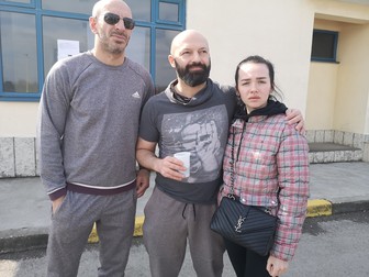 Giorgi Arveladze, centru, alături de soția sa și de un prieten georgian cu care se va întoarce la război | Foto: Dumitru Angelescu / Libertatea