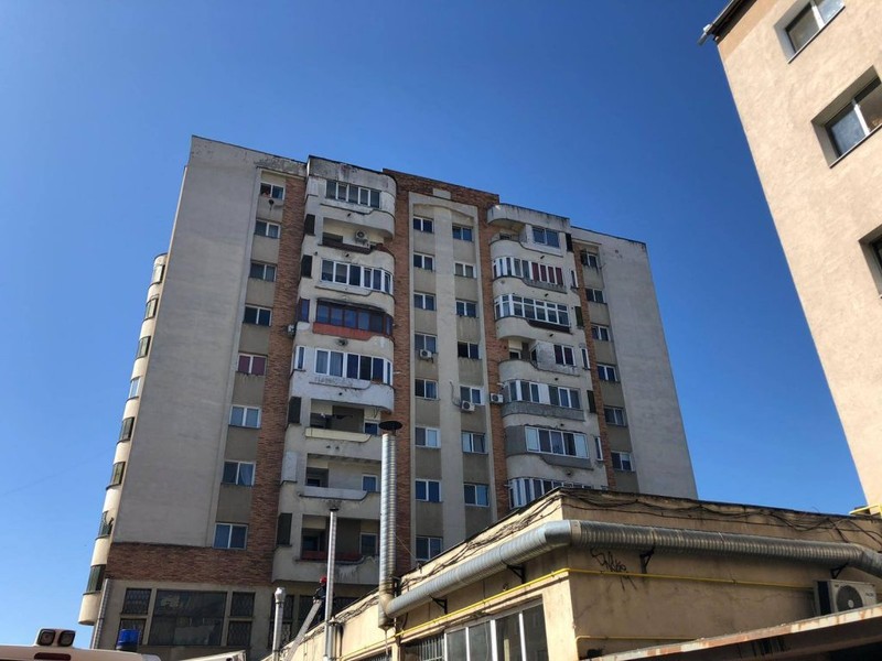 Blocul de pe care s-au aruncat cei doi frați (baiamare24.ro)