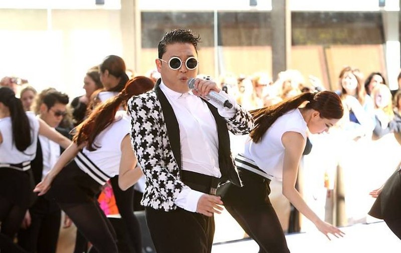 CREDEAI CĂ AI VĂZUT TOT ÎN MATERIE DE GANGNAM STYLE? NU-ŢI IMAGINEZI CINE DANSEAZĂ DRĂCEŞTE PE ACESTE RITMURI! | VIDEO