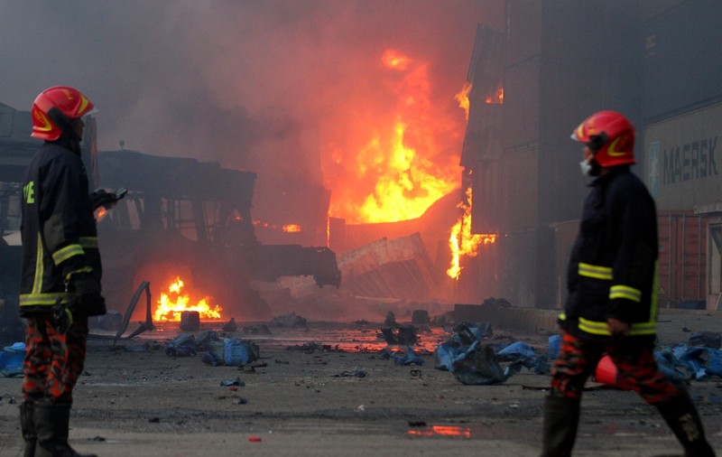 Tragedie în Bangladesh. Peste 40 de morți și sute de răniți, într-un incendiu de proporții la un depozit