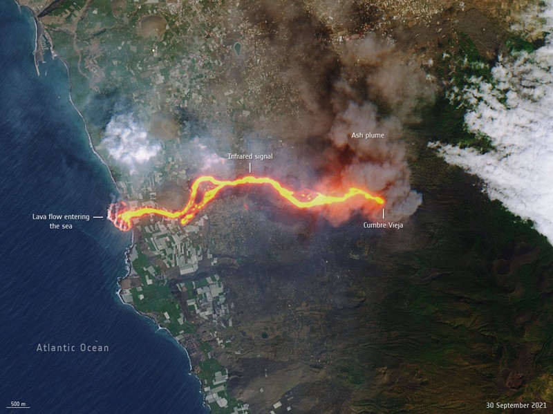 Fluxul de lavă din vulcanul Cumbre Vieja de pe insula spaniolă La Palma, și-a croit drum spre Oceanul Otlantic. foto: Profimedia