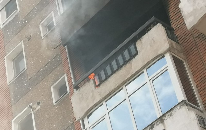 Incendiu izbucnit într-un bloc din Hunedoara. 2 oameni au fost duși la spital, cu intoxicație cu fum