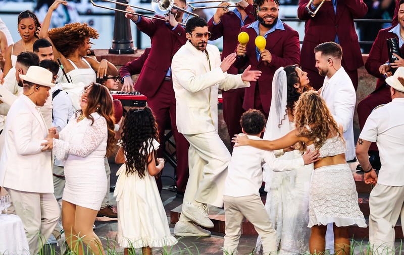 Nuntă reală la Super Bowl 2026. Pastorul a rostit câteva cuvinte în spaniolă, după care mirii s-au sărutat
