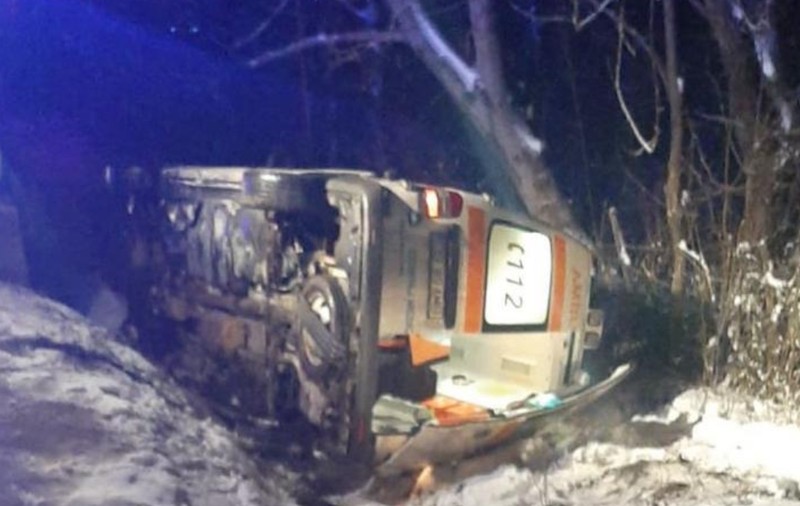 O ambulanță care transporta la spital o femeie însărcinată s-a răsturnat pe un drum înzăpezit din Dâmbovița