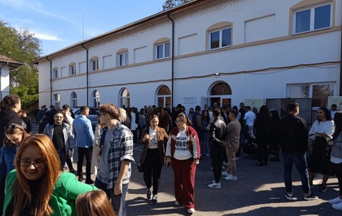 Facultatea „de lângă casă”, noua alegere a tinerilor. De ce tot mai mulți renunță la orașele universitare mari