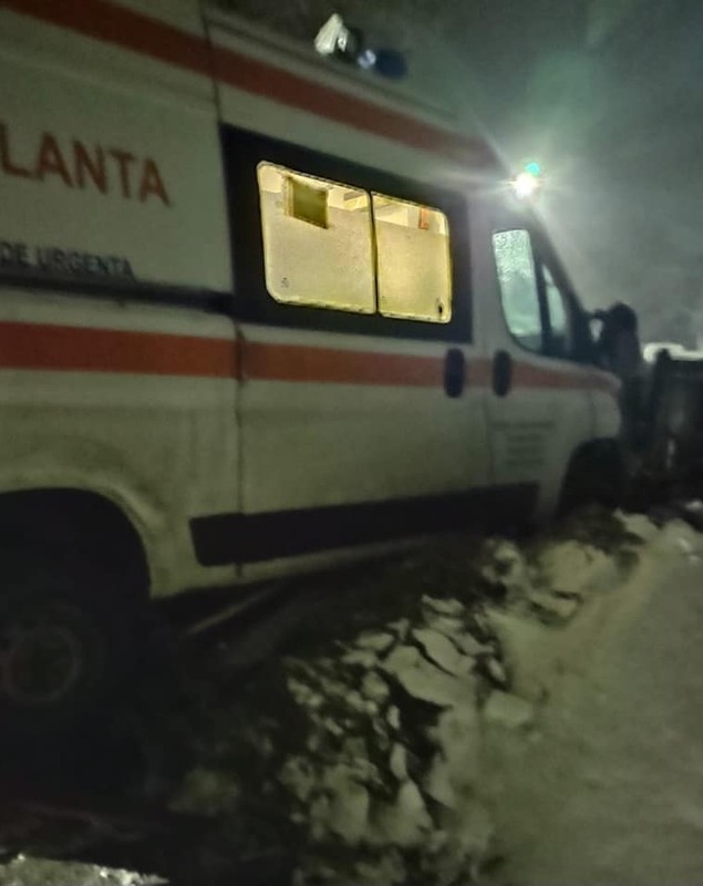 O ambulanță cu pacient, accident din cauza vremii: șoferul a derapat pe zăpadă și a intrat într-un gard. „Iarna din aprilie aduce probleme”