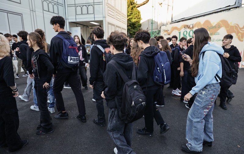 Zeci de elevi ai Colegiului Național „Gheorghe Șincai” din București au venit la școală îmbrăcați în negru, în semn de protest împotriva uniformei obligatorii. Foto: Vlad Chirea