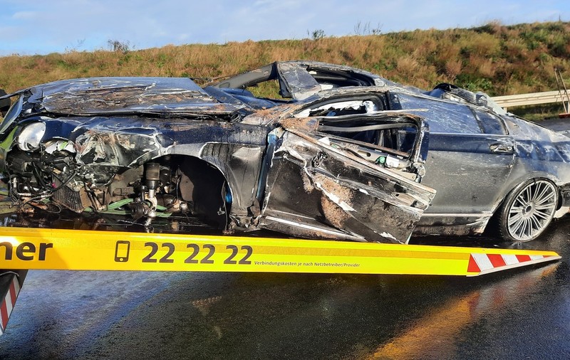 Resturi dintr-un Bentley de lux, împrăștiate pe 900 de metri de autostradă. Pasagerul a fost aruncat din mașină, la 250 km/h, și a murit, în Germania