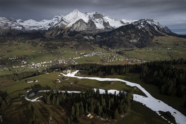 Imagine din dronă cu o pantă de zăpadă artificială, în Wildhaus, Elveția - 4 ianuarie 2023. Alpii elvețieni se confruntă cu lipsa zăpezii, pe fondul unei temperaturi neobișnuit de ridicate pentru acest anotimp | Foto: EPA