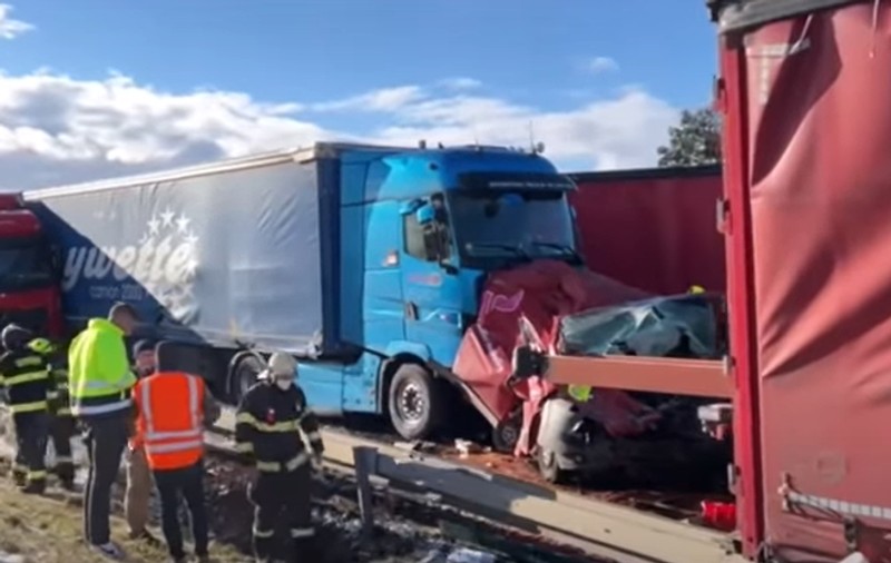 Carambol cu peste 40 de mașini și camioane, pe o autostradă din Cehia. Cel puțin 6 persoane au fost rănite